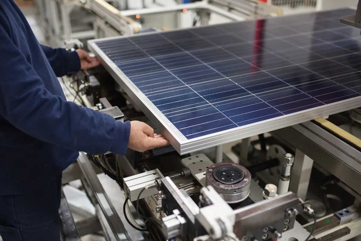 installateur réalisant la mise en conformité d’un panneau solaire